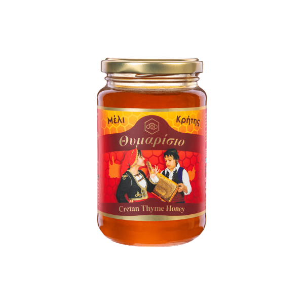 De bijen verzamelen nectar uit wilde tijm die groeit op de zonnige heuvels rond Chania en Kissamos, waar de lucht droog is en de kruiden intens geuren.
Aromatisch, kruidig, vol van smaak en met een diepe amberkleur die kenmerkend is voor authentieke tijmhoning uit Kreta