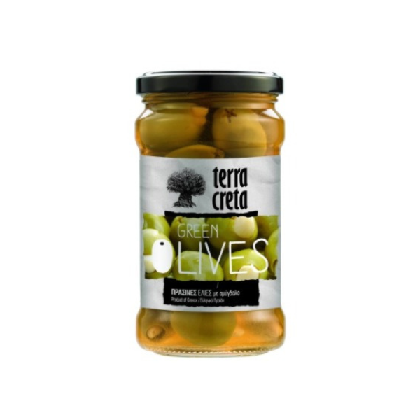 Knapperige groene olijven gevuld met hele amandelen. Uniek, puur en ideaal voor tapas, salades en borrelplanken. Authentieke kwaliteit van Terra Creta uit Kreta.