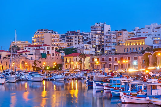 Heraklion is geen dorp, geen kustplaats, geen verborgen parel het is de grote stad van Kreta, en dat voel je meteen.