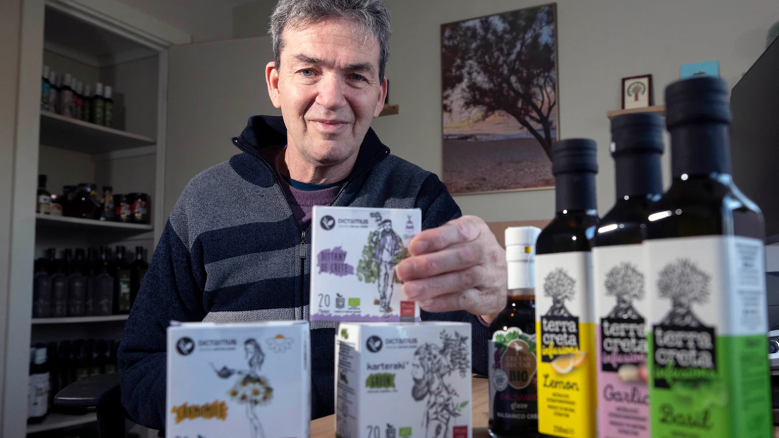 Die liefde vormt nu de basis van Kretashop.  Met authentieke producten zoals olijfolie, honing, olijven, kruiden, balsamico, thee, of specerijen breng ik de smaken en tradities van Kreta naar jouw keuken.