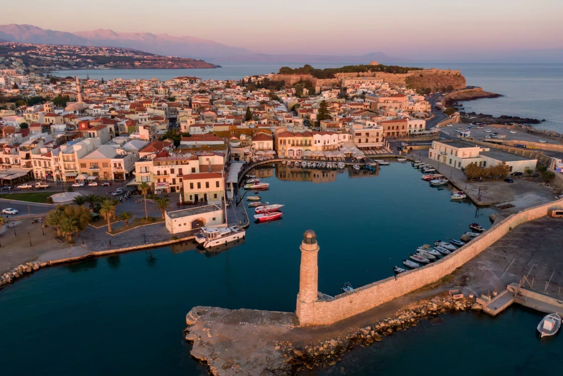 Rethymnon is met ruim dertigduizend inwoners de derde stad van Kreta, strategisch gelegen tussen Chania en Heraklion.