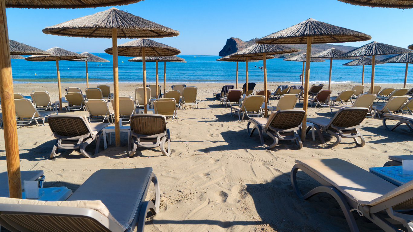 Wat Agia Marina zo herkenbaar maakt, is de warme, gastvrije sfeer. Het is een plek waar mensen elkaar groeten, waar families samenkomen en waar de Kretenzische keuken centraal staat.
Precies die waarden authenticiteit, eenvoud, verbondenheid  vormen ook de kern van Kretashop.

De producten die jij aanbiedt, komen uit dezelfde regio’s, van dezelfde families en tradities die je in Agia Marina overal terugziet.