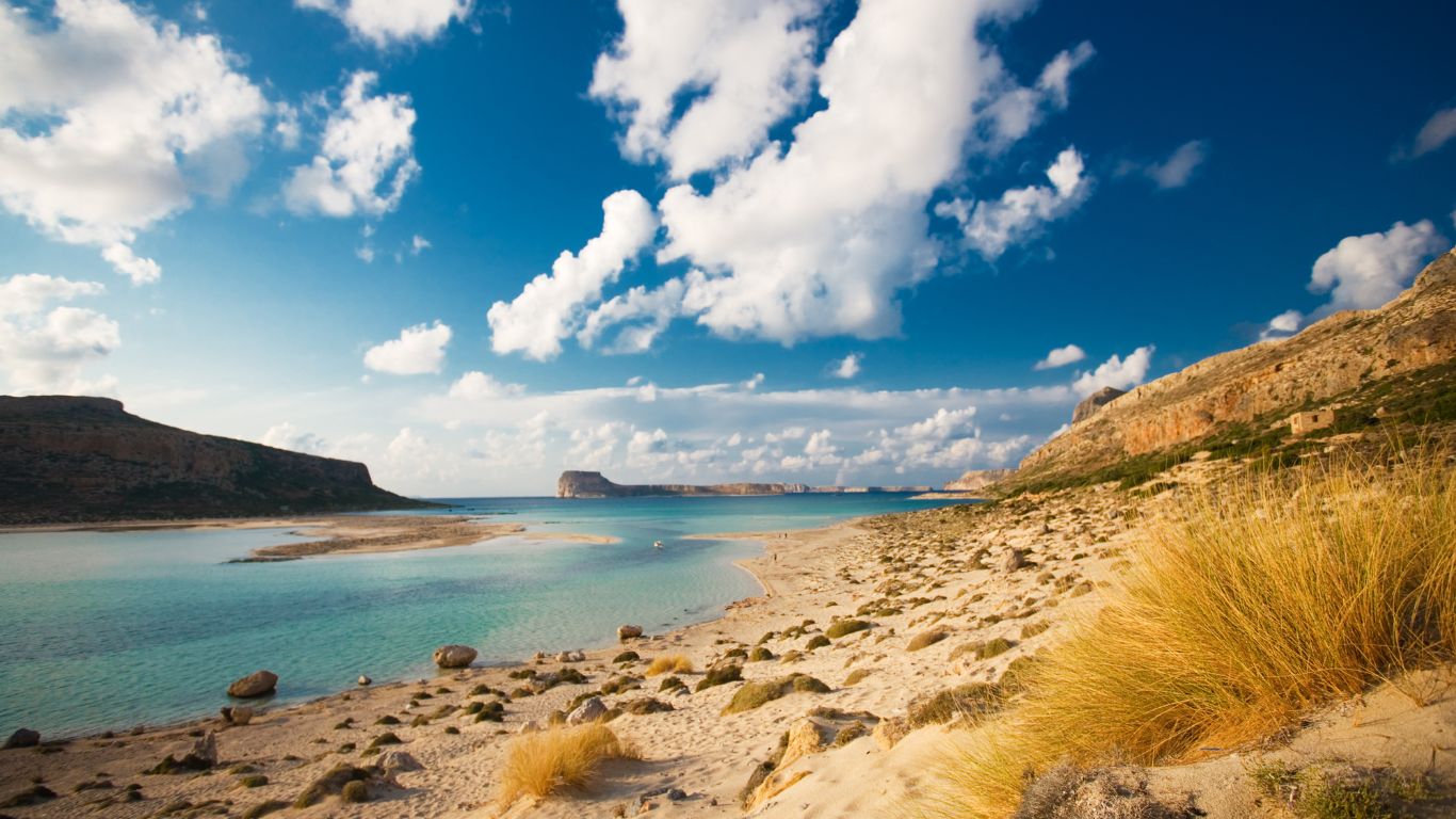 Balos is een van de meest adembenemende plekken op Kreta – een turquoise lagune met wit en roze zand, gelegen op het schiereiland Gramvousa in het noordwesten van het eiland. Het is een beschermd natuurgebied (Natura 2000) en wordt vaak genoemd als een van de mooiste stranden van Griekenland