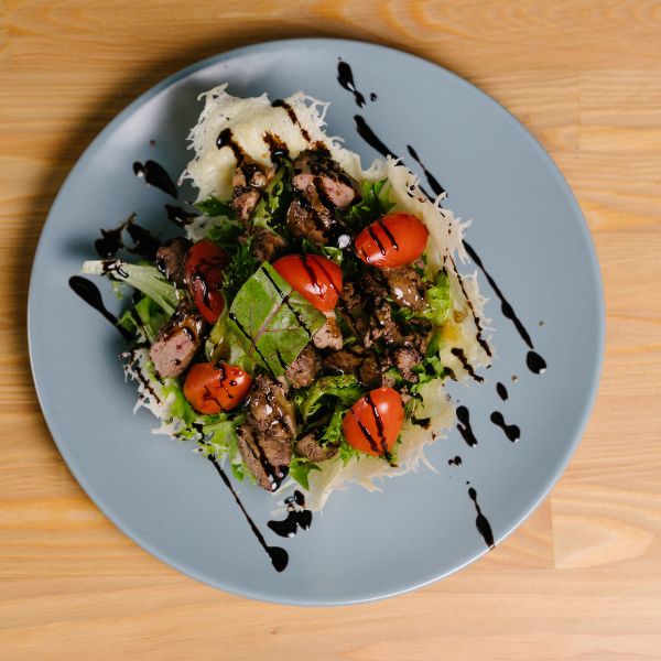 Terra Creta Balsamico combineert een elegante balans tussen zoet en zuur. Je proeft onmiddellijk de geconcentreerde druivenmost, gevolgd door subtiele rijpingsaroma’s uit eikenhouten vaten. 