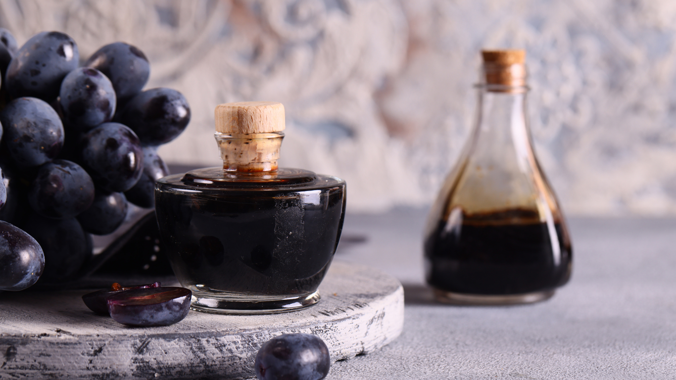 Deze balsamico-crème is een elegante smaakmaker uit het hart van Kreta, gemaakt van biologische rode druivenmost en langzaam gerijpt in houten vaten.