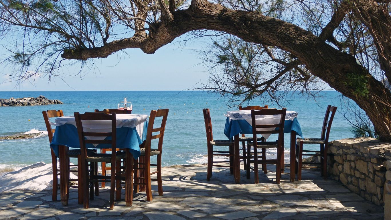 Chania is een van de meest betoverende steden op Kreta – een plek waar Venetiaanse charme, Ottomaanse invloeden en Griekse gastvrijheid samenkomen. De stad ligt aan de noordwestkust van het eiland en staat bekend om haar prachtige Venetiaanse haven, kleurrijke steegjes en levendige sfeer