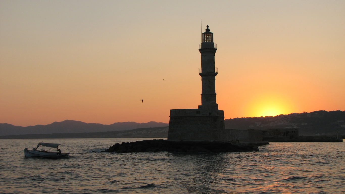 ’s Avonds, wanneer de lichten van Chania weerspiegelen in het water, lijkt de vuurtoren een poortwachter van dromen. Een plek waar tijd vertraagt en het leven zich laat bezinnen.