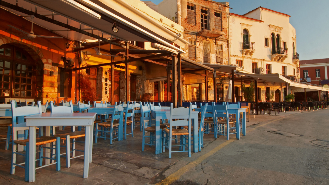Een terrasje in Chania is waar tijd vertraagt. Waar je niet alleen eet, maar beleeft. Waar je kijkt naar voorbijgangers, luistert naar mandolines in de verte, en voelt hoe de zon je huid streelt zoals alleen Kreta dat kan.