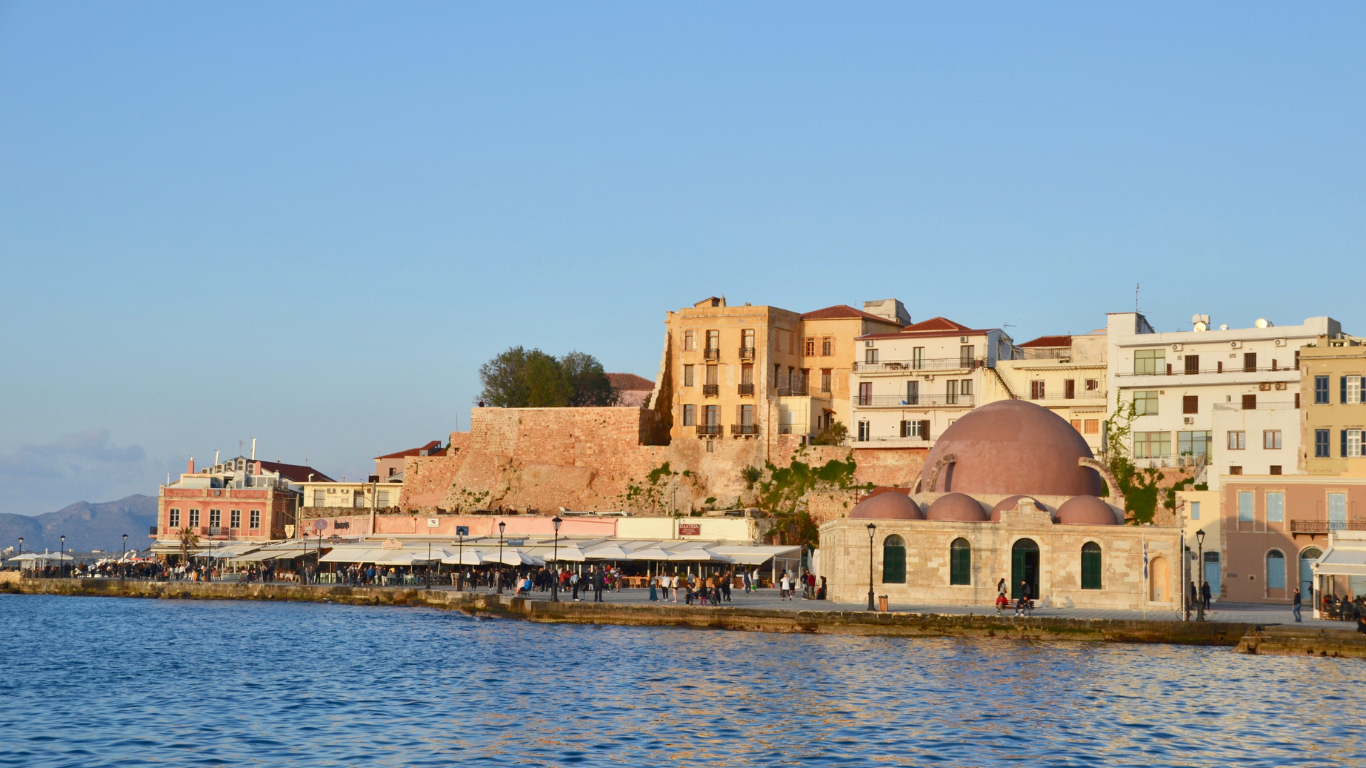 Je zit er onder een pergola vol druivenranken, met uitzicht op de Venetiaanse haven waar de vuurtoren waakt over eeuwenoude geheimen.