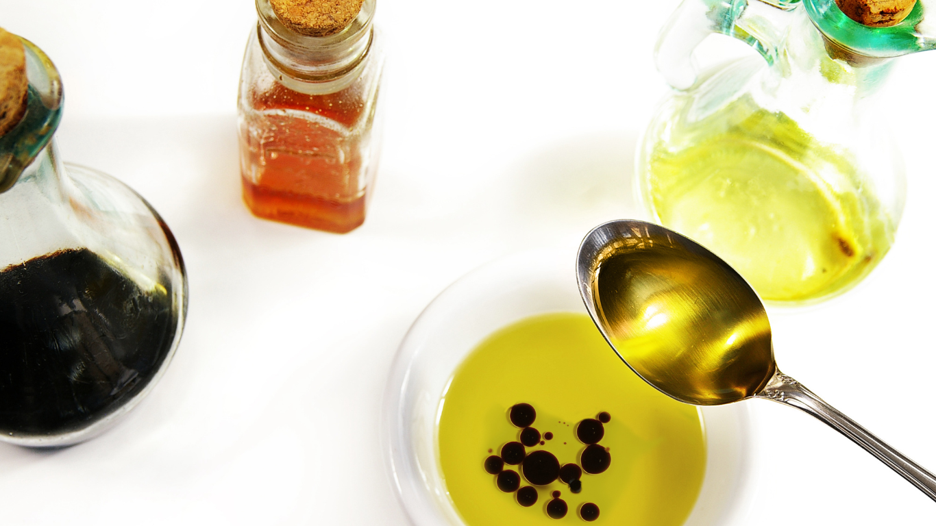 Deze smaakmakers zijn niet zomaar condiments — ze zijn het resultaat van geduld, vakmanschap en een eeuwenoude traditie.