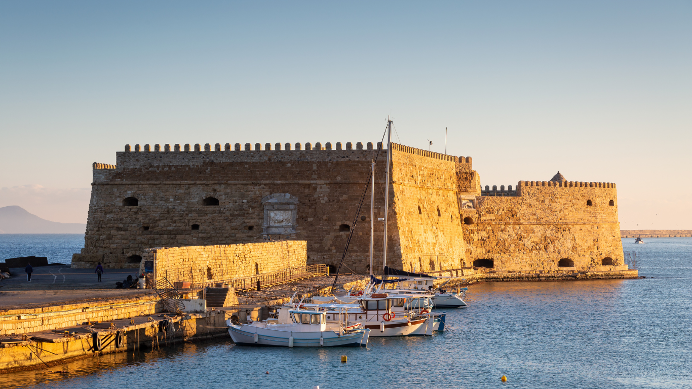 Wandelend langs de bastions en poorten voel je de kracht van het verleden.