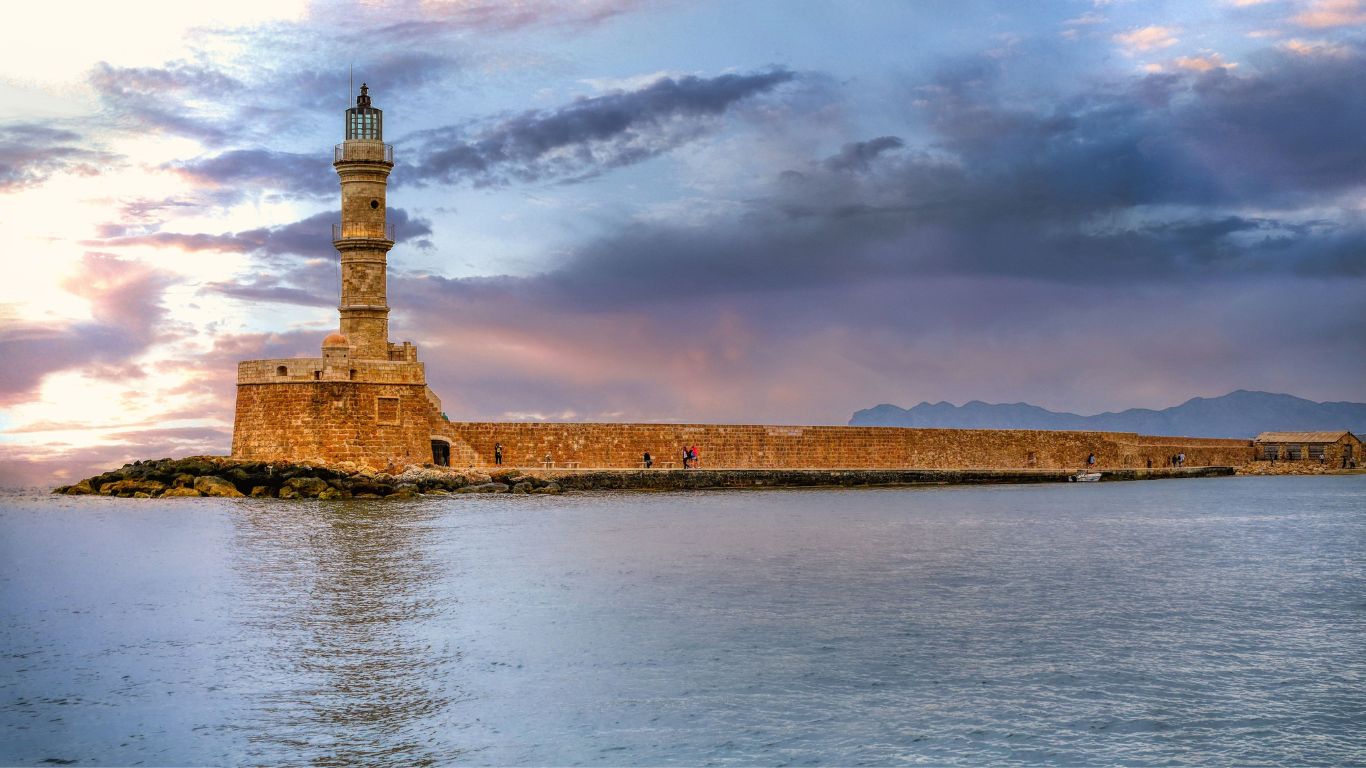 Hier zijn enkele prachtige beelden van de vuurtoren, zoals hij schittert bij zonsondergang, weerspiegeld in de Egeïsche Zee, en omringd door de historische charme van Chania.