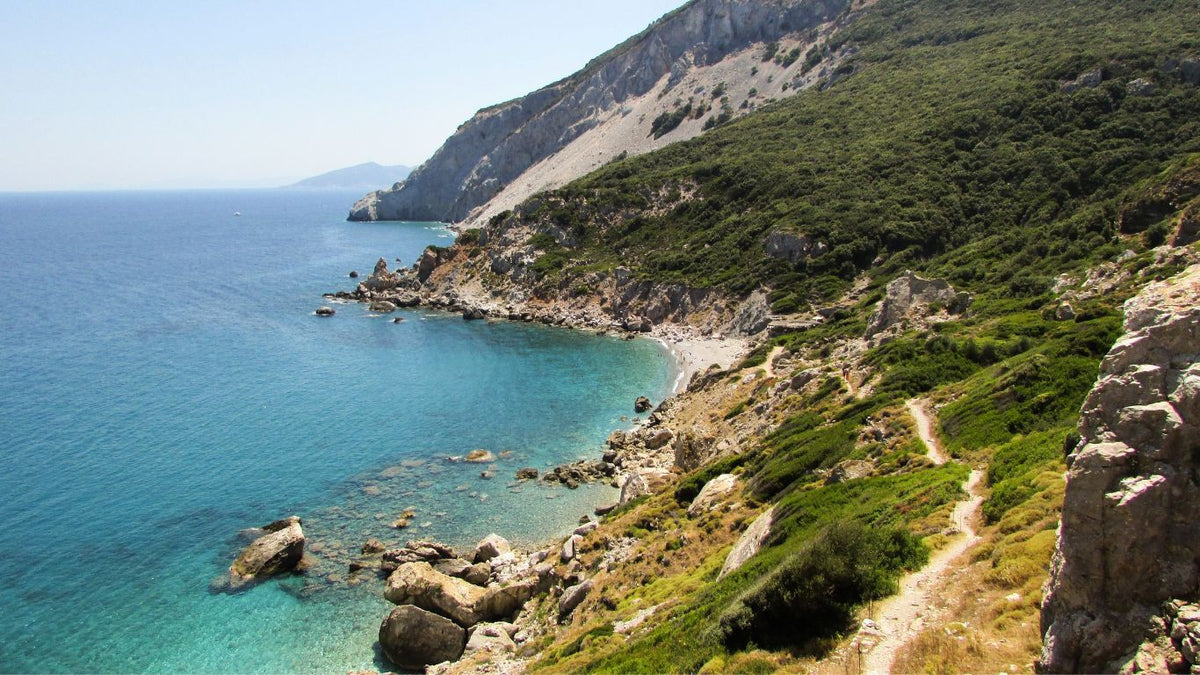 Kreta is het grootste Griekse eiland en het vijfde eiland in de Middellandse Zee. Het vormt samen met enkele kleine omliggende eilanden de zuidelijkste regio van Griekenland en beslaat ruim 8.300 km² met ongeveer 620.000 inwoners .