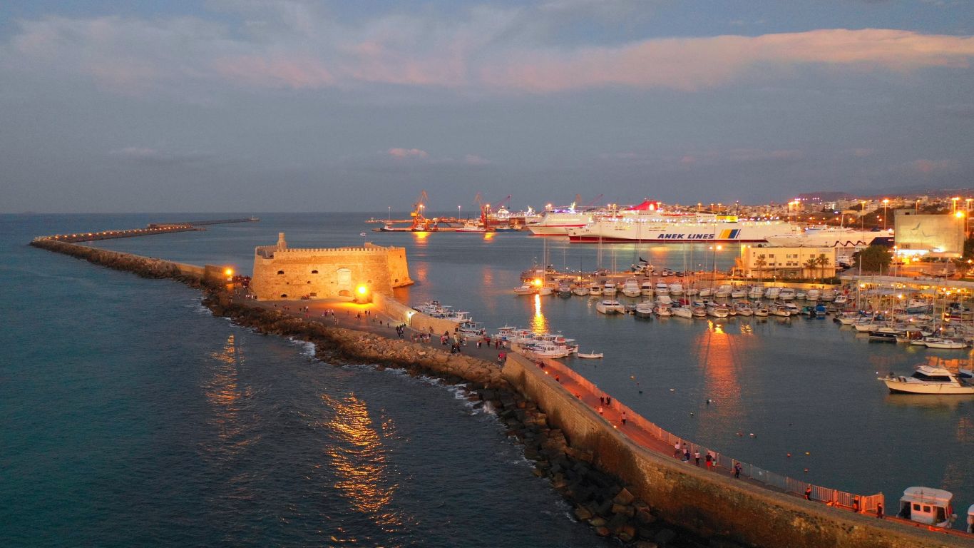 Heraklion (ook wel Iraklion genoemd) is de bruisende hoofdstad van Kreta en een fascinerende mix van oud en nieuw.