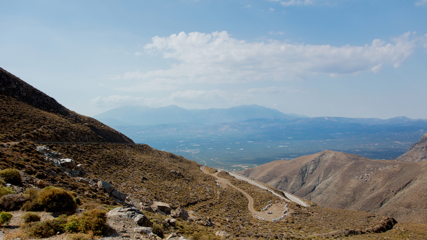 Uitzicht op Psiloritis-gebergte bij Heraklion met berghellingen en wilde kruiden