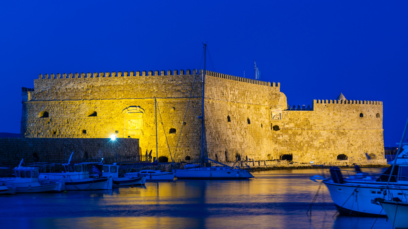 Bij zonsondergang kleurt het kasteel goud, en de haven weerspiegelt het licht als een schilderij. Het is een plek waar je stil wordt, waar je voelt hoe het verleden nog steeds ademt.