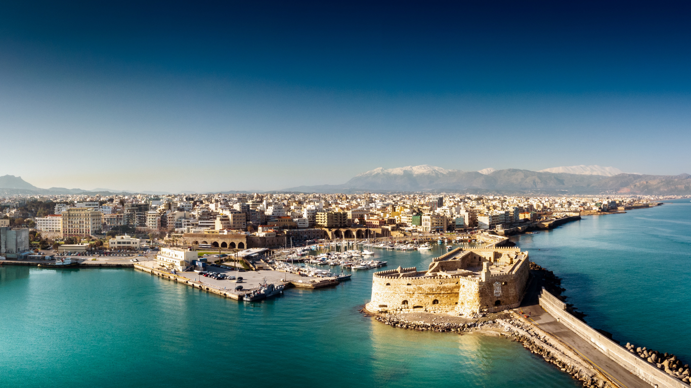 De hellingen zijn bedekt met wilde kruiden, en in de winter ligt er sneeuw op de toppen—een zeldzaam gezicht in het Middellandse Zeegebied.