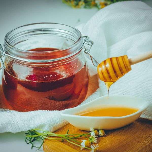 Krete biedt een uitzonderlijk rijke flora met meer dan 7.500 inheemse kruiden, bloemen en bomen. Dit resulteert in honingsoorten met diepe, complexe aroma’s en een hoog gehalte aan antioxidanten