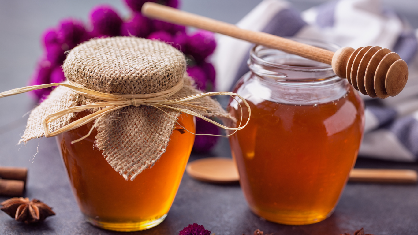 Orino honing wordt verzameld uit een mozaïek van wilde bloemen, pijnbomen en zeldzame kruiden. De focus ligt op het behoud van biodiversiteit en het microklimaat van Kreta.