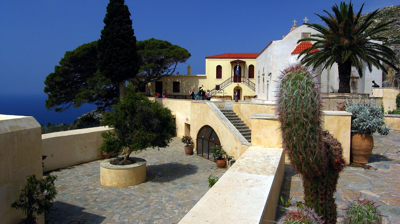 Kloosters op Kreta
Kreta herbergt tientallen indrukwekkende kloosters, elk met een eigen verhaal en architectuur. Enkele van de meest bijzondere zijn:

Arkadi Klooster: Symbool van Kretenzische onafhankelijkheid, beroemd om de tragedie van 1866 waarbij honderden zich opofferden tijdens een Turkse belegering.

Preveli Klooster: Gelegen aan de zuidkust met uitzicht op zee, bekend om zijn rol in WOII en nabijheid van het Preveli-strand.

Agia Triada Klooster: Venetiaans klooster in Chania met een museum, bibli