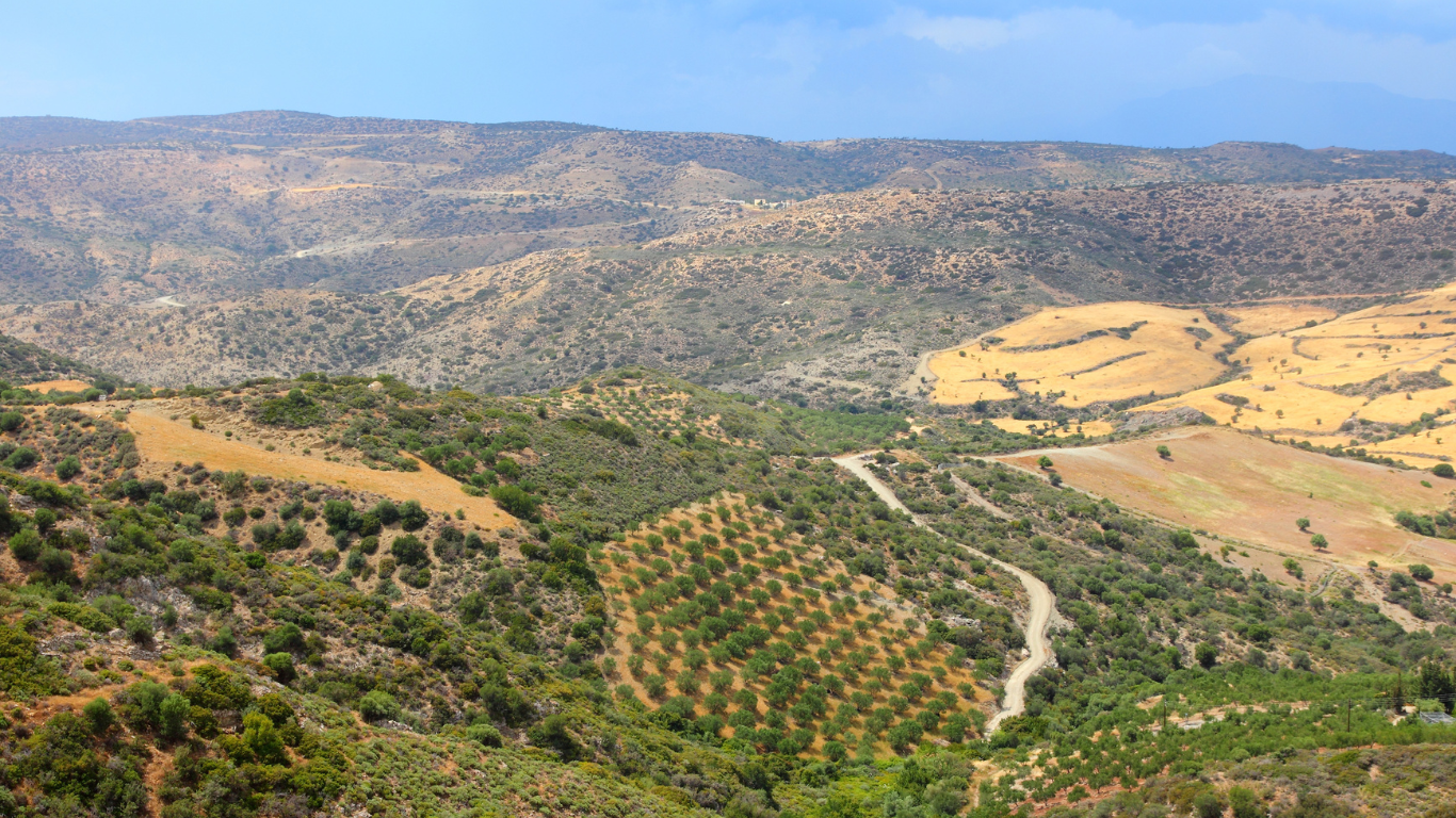De kloven van Kreta zijn gevormd door water, wind en tijd. Ze vertellen het verhaal van een eiland dat leeft, beweegt en ademt.