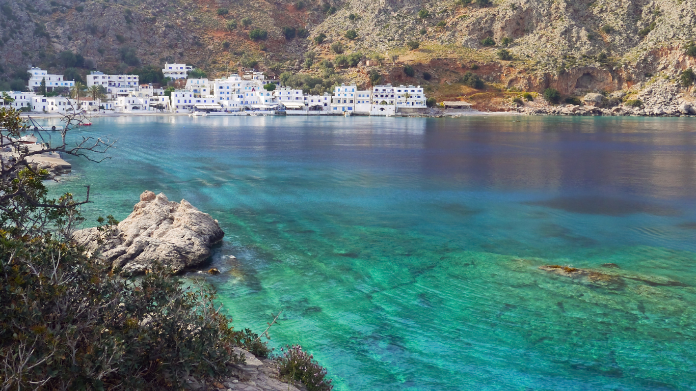Loutro is meer dan een dorp. Het is een herinnering aan hoe het leven ooit was — eenvoudig, verbonden met het land en de zee. 