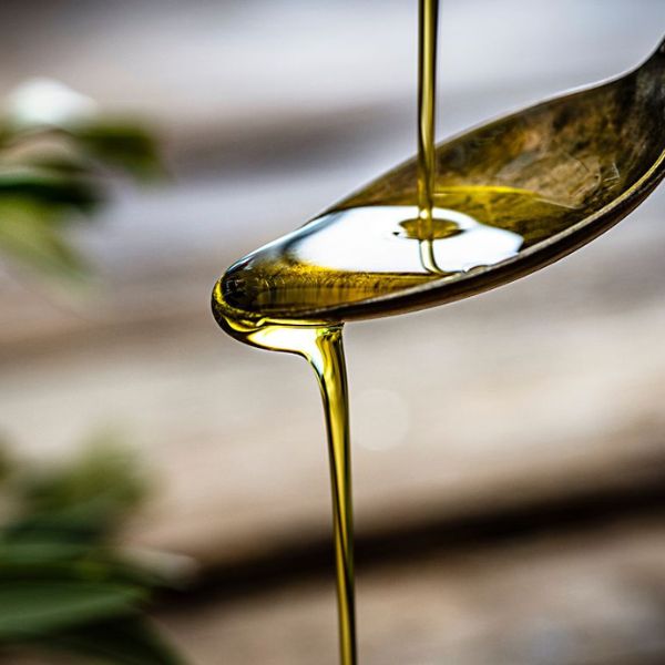 Terra Creta – Extra Vierge Olijfolie PDO komt uit de regio Kolymvari in het westen van Kreta, een gebied dat bekend staat om zijn hoogwaardige olijfolieproductie. 