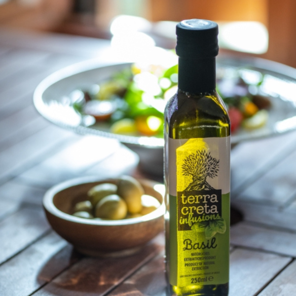Deze Terra Creta Infusions Basil geeft salades, pasta’s, pizza en mediterrane gerechten direct een authentieke smaak boost.