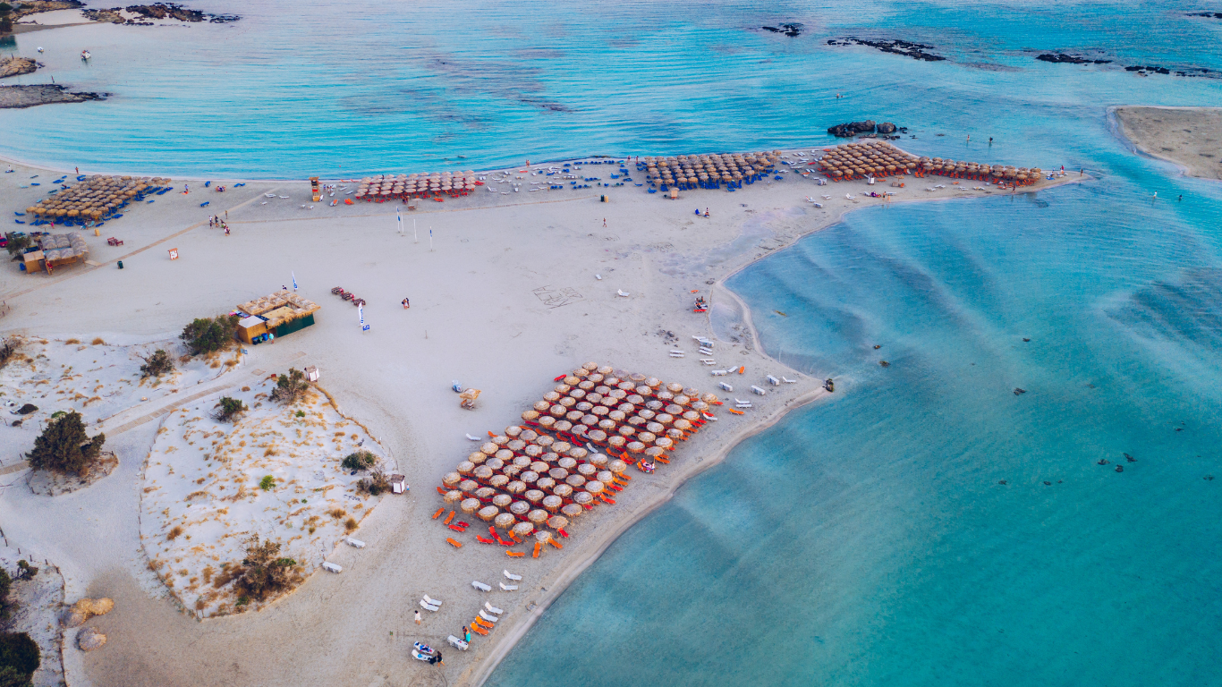 De combinatie van zonnige mediterrane ligging, steile berghellingen en geurige dennenbossen zorgt voor unieke aroma’s en krachtige smaakprofielen.