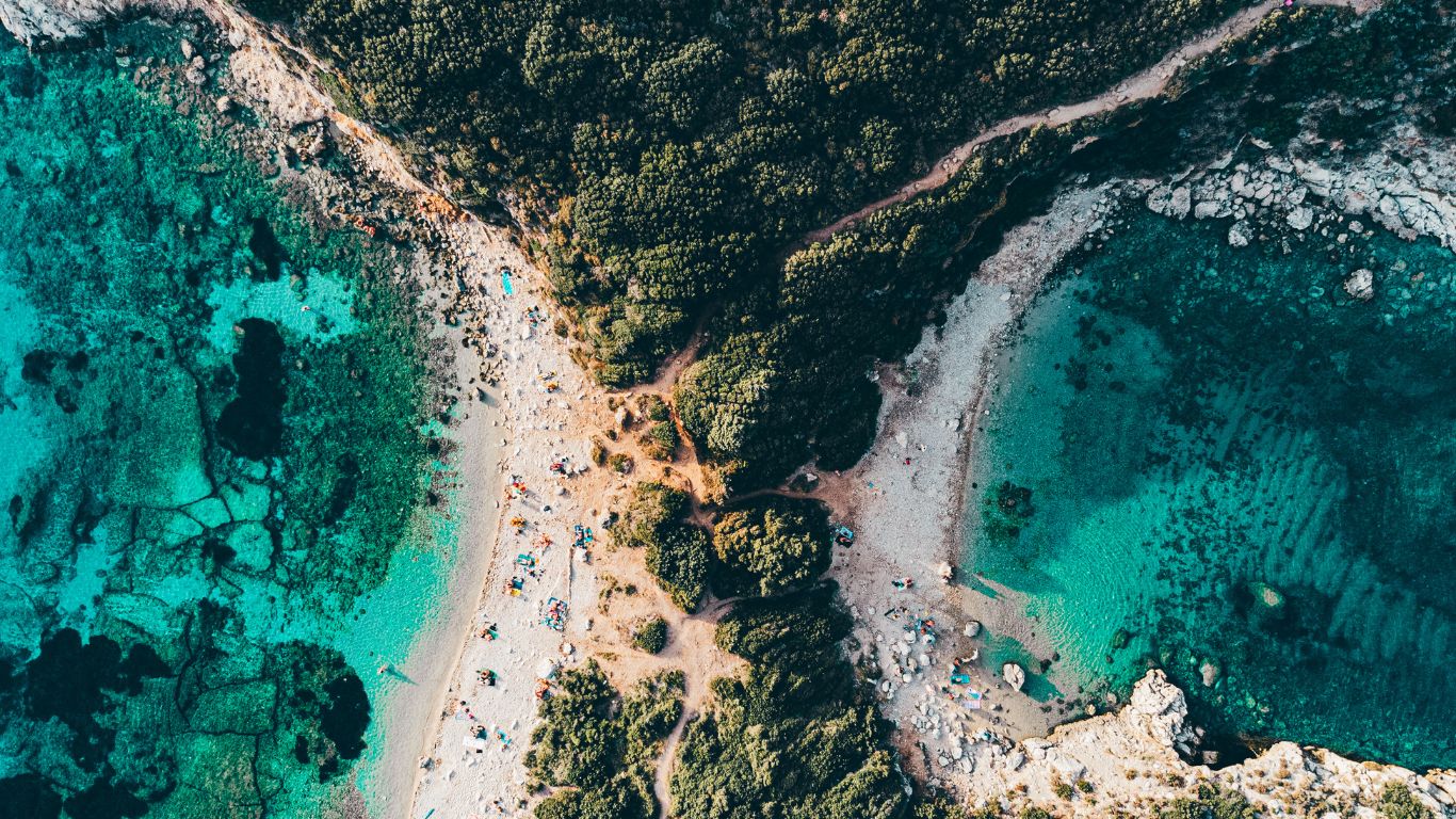Andere typische Kretenzer gerechten om te ontdekken zijn kalitsounia (kaaspasteitjes), apaki (gerookt varkensvlees) en marathopita (venkel- en spinazieplatbrood). Daarnaast is moussaka, hoewel eilandbreed bekend, op Kreta net iets lichter van smaak en bereiden families het op unieke wijze. Probeer ook eens horta (gekookte wilde groenten) en gamopilafo (citrus-rijst van de bruiloft) voor een volledige kennismaking met de keuken van Kreta.
