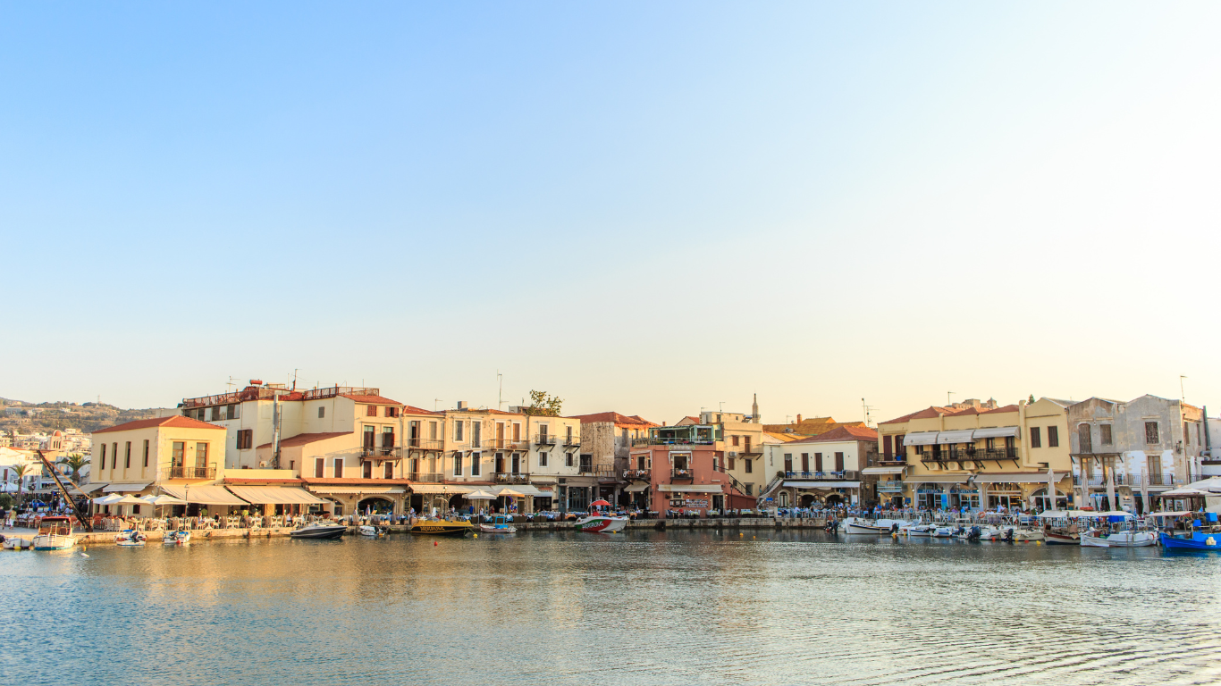 Rethymno is een juweel aan de noordkust van Kreta—een stad die moeiteloos geschiedenis, charme en mediterrane levenslust combineert.