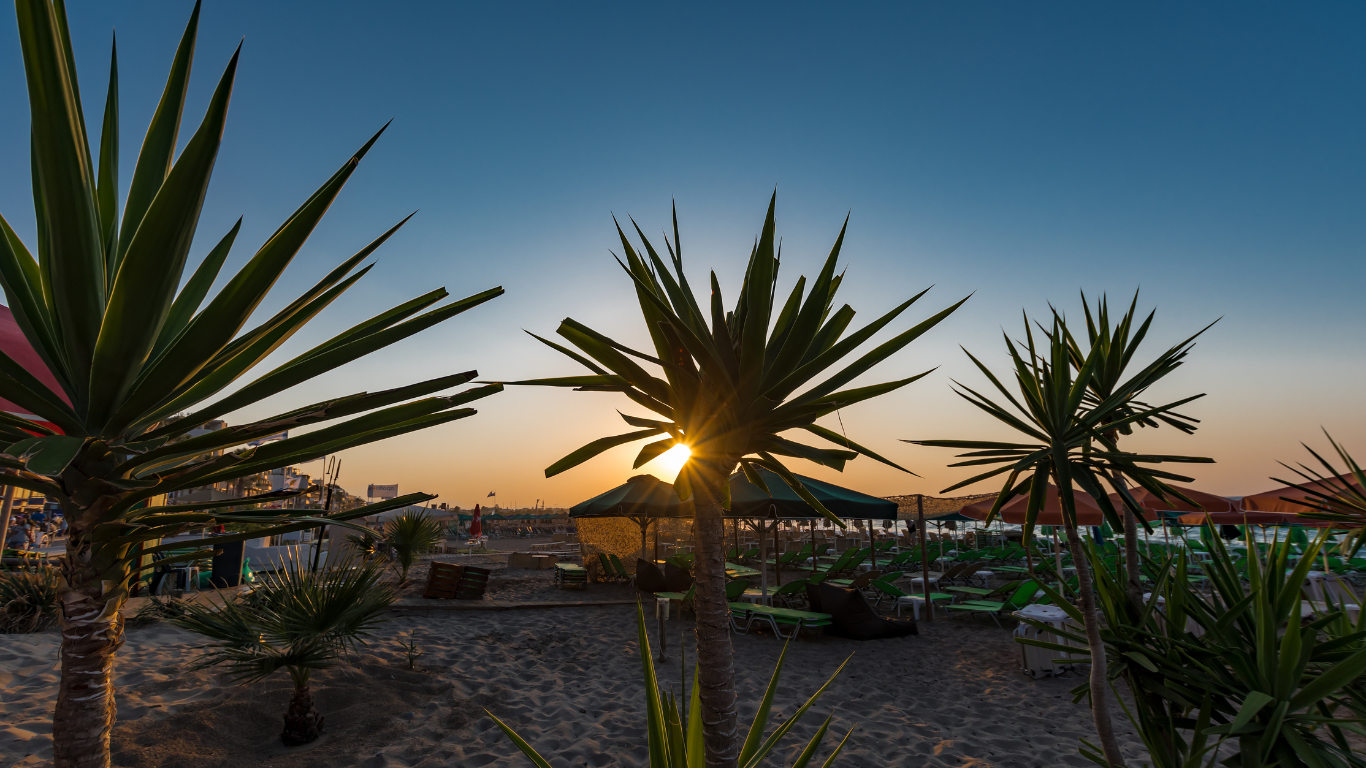 Strand van Rethymno bij zonsondergang met uitzicht op zee en Venetiaanse vuurtoren