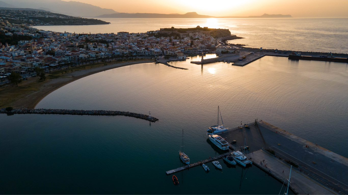Ontdek de aromatische Rethymno honing uit Kreta, een pure melange van tijm en dennen. Ambachtelijk geoogst, vol karakter en perfect voor yoghurt, thee, kazen en desserts. Authentieke Kretenzische smaak, rechtstreeks uit Rethymno.