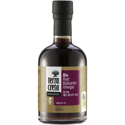 Biologische rode balsamico uit Kreta met een rijke, aromatische smaak. Ideaal voor salades, marinades, gegrilde groenten en de mediterrane keuken. Premium kwaliteit van Terra Creta.