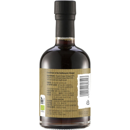 Ultrakorte commerciële variant  
Rijk, biologisch en vol aroma: deze rode balsamico van Terra Creta tilt elke Mediterrane maaltijd direct omhoog.