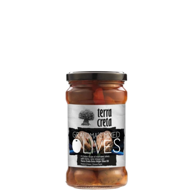 Glazen pot met Oma’s Olijvenmix van Terra Creta – combinatie van Kalamata- en groene Chalkidiki-olijven, gemarineerd met kruiden en paprika.