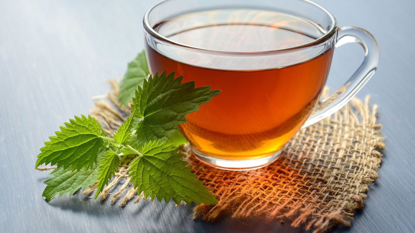 het is een eeuwenoude traditie vol aroma’s, gezondheidseffecten en mediterrane flair. Op het Griekse eiland Kreta groeien unieke kruiden op de zonnige berghellingen. Deze leveren karakteristieke theesoorten die overal ter wereld geliefd zijn